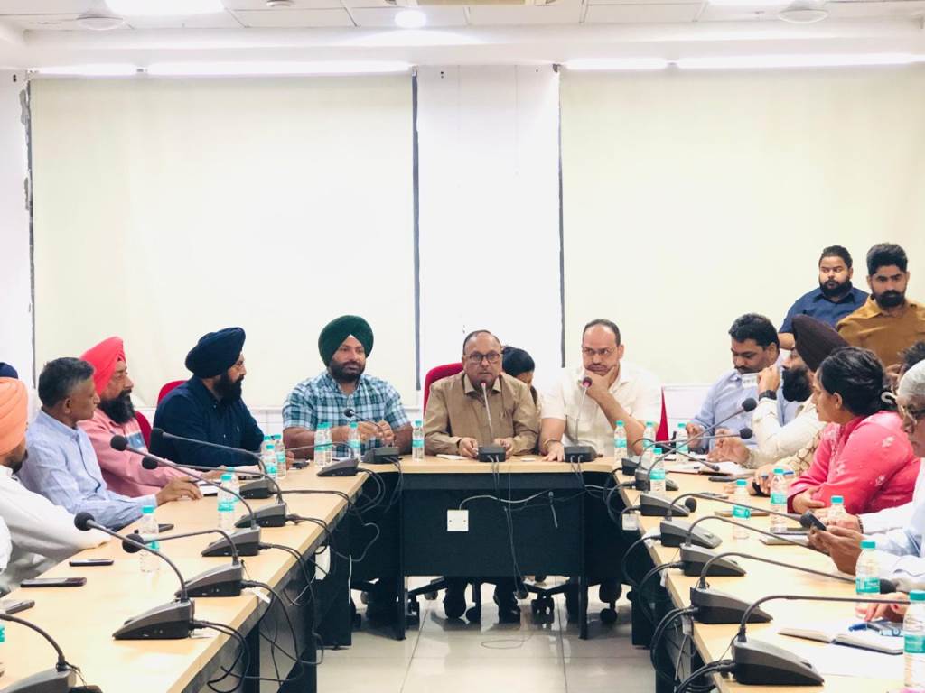 पंजाब राज्य व्यापारी आयोग के अध्यक्ष अनिल ठाकुर ने एस ए एस नगर ज़िले के व्यापारियों और उद्योगपतियों की समस्याएँ सुनीं